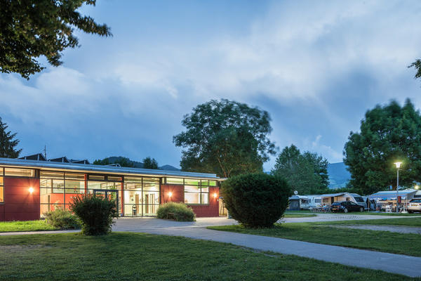 '1 von 3 Sanit�rgeb�uden'