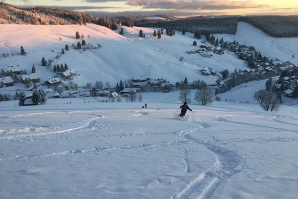 Tiefschneeabfahrt zum Haus am Abend