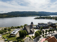 Blick auf den Schluchsee und die Gemeinde mit der St. Nicholas Kirche (Bildnachweis:   Hochschwarzwald Tourismus GmbH)